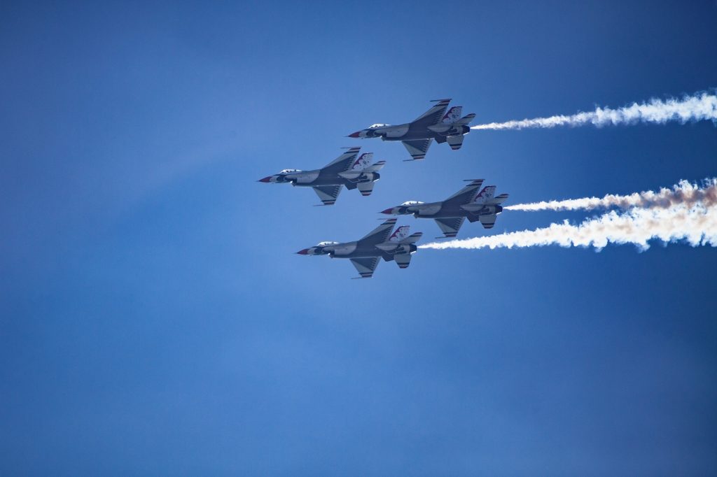 usaf thunderbirds flying at great pacific air show